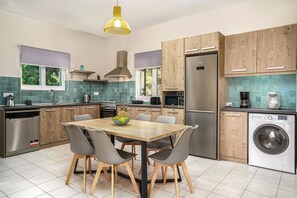 Vila superluxo | Cozinha privada | Geladeira, micro-ondas, fogão, cooktop