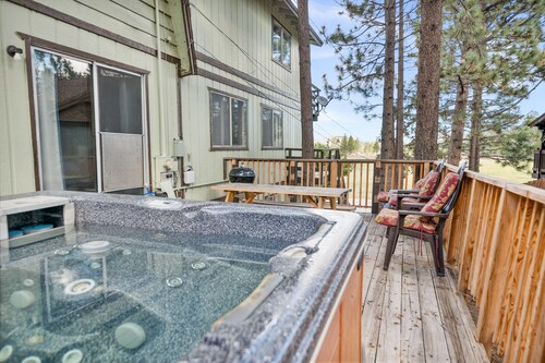 Amazing Views! 3,000 sq ft cabin!  Hot Tub, & Game Room!