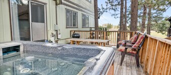 Amazing Views! 3,000 sq ft cabin!  Hot Tub, & Game Room!