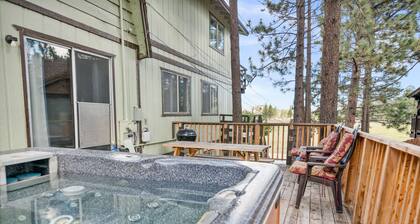 Amazing Views! 3,000 sq ft cabin! Hot Tub, & Game Room!