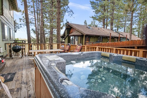 Amazing Views! 3,000 sq ft cabin!  Hot Tub, & Game Room!