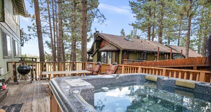 Amazing Views! 3,000 sq ft cabin! Hot Tub, & Game Room!