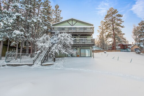 Amazing Views! 3,000 sq ft cabin!  Hot Tub, & Game Room!