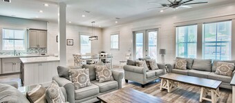 8BR w/ Pool and Spa, Cart, Quick Walk to the Beach