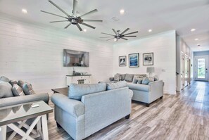 Fernseher, Stereoanlage, Arbeitsbereiche