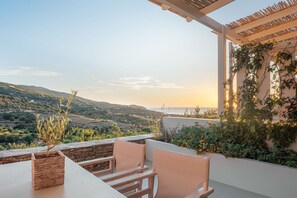 Outdoor dining - Lavanda Suite by Casa Di Fiori Andros Suites (Γαύριο)