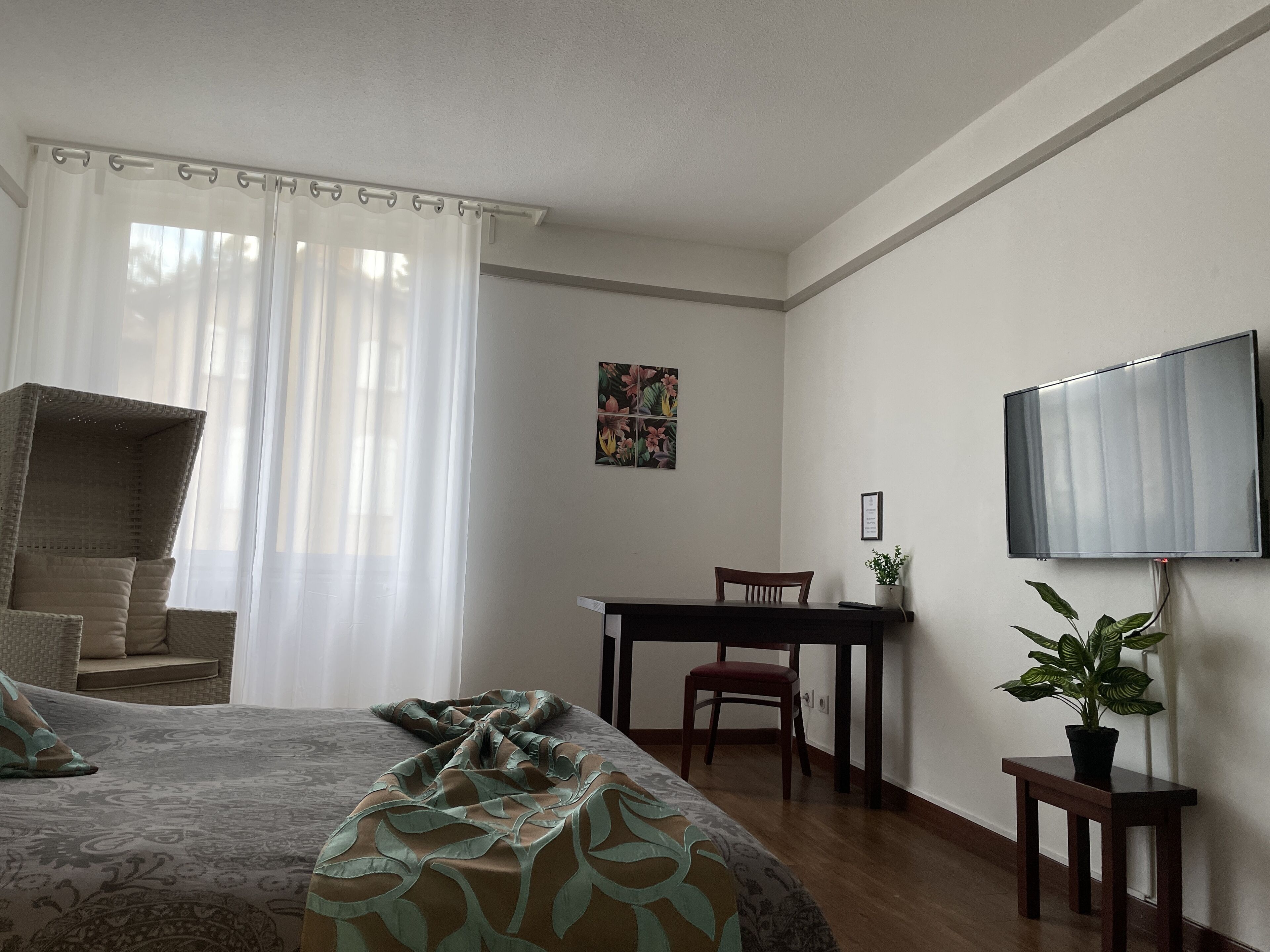 deluxe double room | individually decorated, individually furnished, desk, laptop workspace