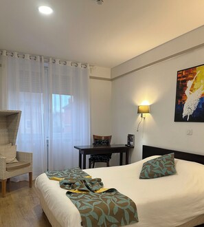 Kahden hengen deluxe-huone | Yksilöllisesti sisustettu, yksilöllisesti kalustettu, työpöytä