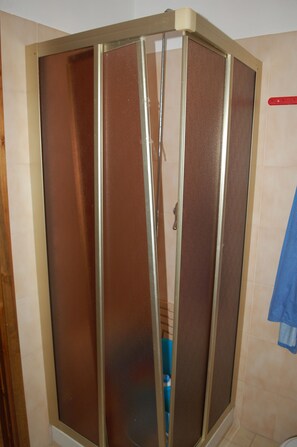 مجففات شعر، مراحيض شطف، مناشف