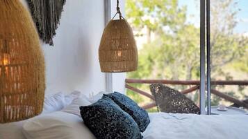 Habitación Deluxe | Ropa de cama de alta calidad, edredones de plumas, caja fuerte