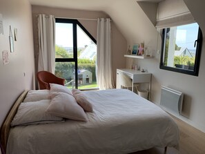 4 bedrooms, iron/ironing board, WiFi, bed sheets