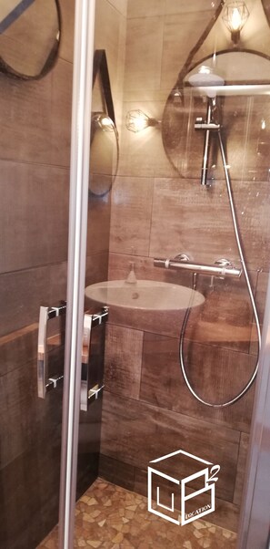 Douche, serviettes fournies, papier toilette