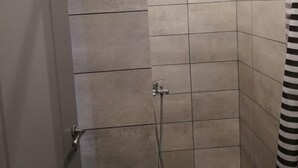Apartment | Bathroom shower - Cozy Studio Near Acropolis (Athens)