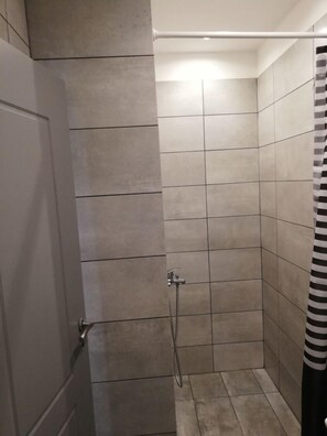 Apartment | Bathroom shower - Cozy Studio Near Acropolis (Athens)