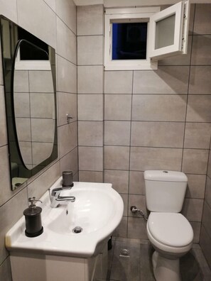 Apartment | Badezimmer | Dusche, Handtücher, Toilettenpapier
