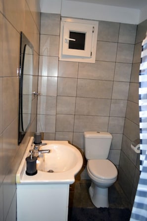 Apartamento | Banheiro | Chuveiro, toalhas de banho, papel higiênico