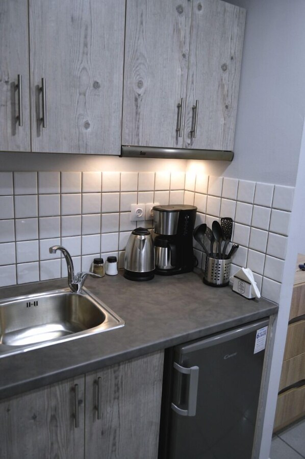 Apartamento | Cozinha americana privada | Geladeira, cooktop, cafeteira/chaleira, chaleira elétrica