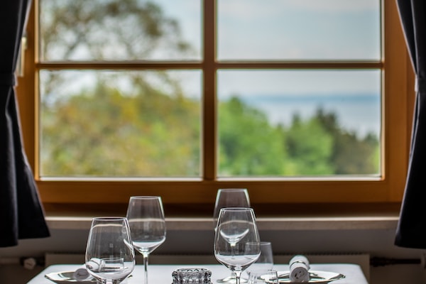 Daily cooked-to-order breakfast (EUR 22 per person)