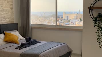 Studiosvit Superior - 1 queensize-sÀng - kök - havsutsikt | SÀngtillbehör av högsta kvalitet, individuell inredning och unika möbler