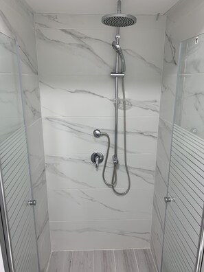 Douche, douche à « effet pluie », sèche-cheveux, bidet