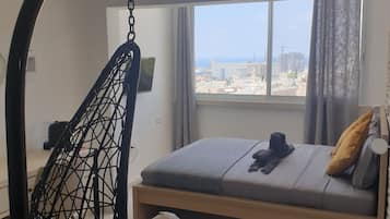 Estudio panorámico, 1 cama Queen size, cocina, vista al mar | Ropa de cama de alta calidad y decoración personalizada