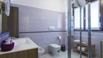 Doccia, asciugacapelli, bidet, asciugamani