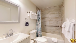 Combined shower/tub, hair dryer, towels