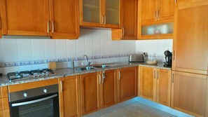 Kjøleskap, mikrobølgeovn, ovn og kokeplater