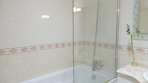 Combined shower/tub, hair dryer, bidet, towels