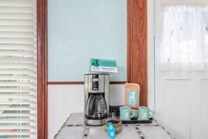 Interior - A Little Salty  All PETS Screen Porch Beach close (Tybee Island)