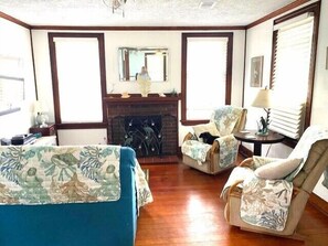 Smart TV, books - A Little Salty  All PETS Screen Porch Beach close (Tybee Island)