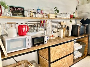 Fridge, microwave, stovetop, cookware/dishes/utensils - Glamping house CHILL OUT  BBQ beach bicycle ren - Chill out / Fukuoka Fukuoka (Fukuoka)