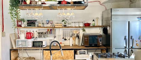 Refrigerador, microondas, parrilla de estufa y utensilios de cocina