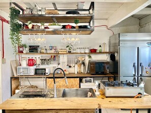 Kjøleskap, mikrobølgeovn, kokeplater og kjøkkenutstyr