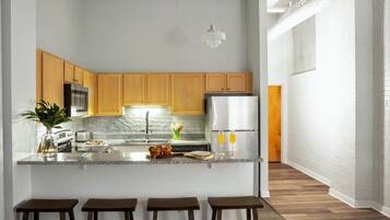 Frigorífico, microondas, horno y placa de cocina