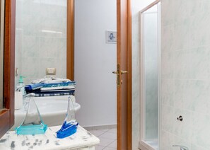 Secadora de cabello y papel de baño 