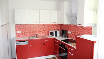 Kühlschrank, Mikrowelle, Ofen, Herdplatte