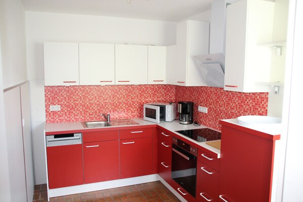 Kühlschrank, Mikrowelle, Ofen, Herdplatte