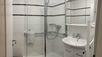 Dusche, Haartrockner, Handtücher