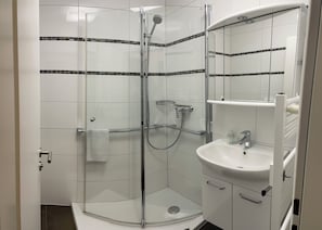 Dusche, Haartrockner, Handtücher