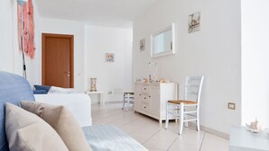 Une chambre moderne et bien éclairée, avec un lit, un bureau et une chaise.