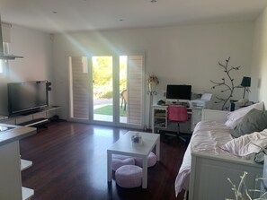 1 bedroom, iron/ironing board, WiFi, bed sheets - Apartment in the countryside near Aix-en-Provence in a small quiet village   (Venelles)