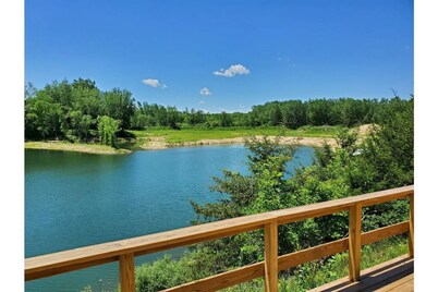 Cozy Lakeview Chalet