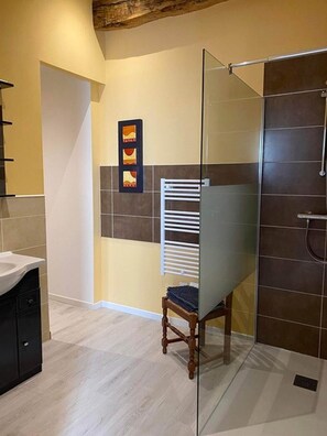 Hair dryer, towels - Double Basquaise room - Sleep under the roofs (Bois)