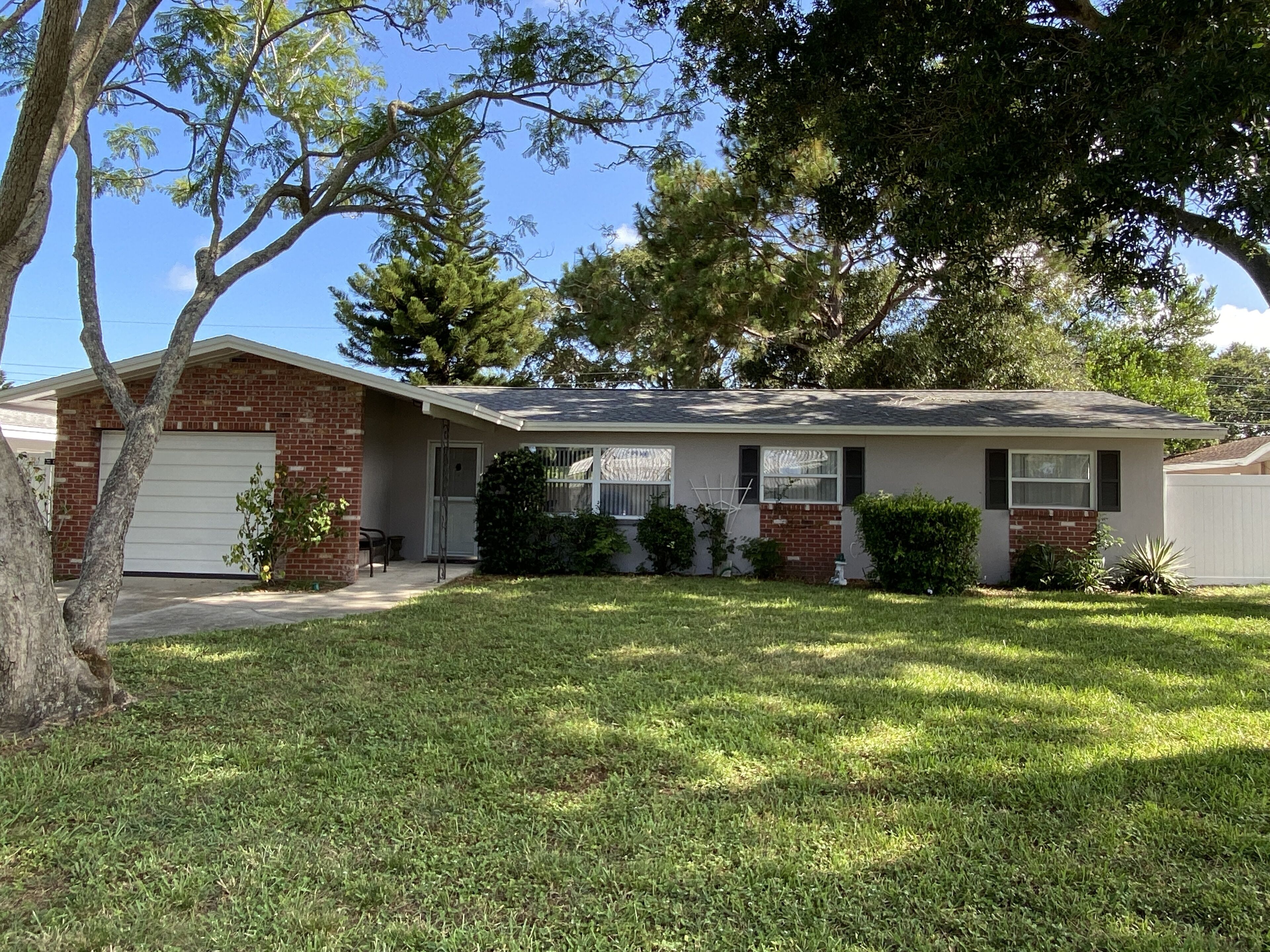 Inviting 4br 2ba Home, Large Screen Porch & Backyard, 2 miles from the Beach! 