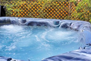 Outdoor spa tub - Experience luxury at Sedona Star View, a 3-bed home with stunning red rock views. (Sedona)