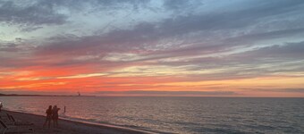 QUAINT 2BR LAKE COTTAGE 1 MINUTE WALK TO JET EXPRESS AND RESTAURANTS