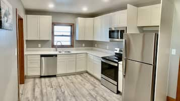 Private kitchen | Fridge, microwave, oven, stovetop