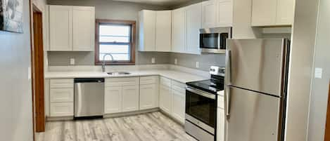 Private kitchen | Fridge, microwave, oven, stovetop