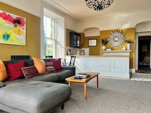 Fernseher, DVD-Player, Bücher